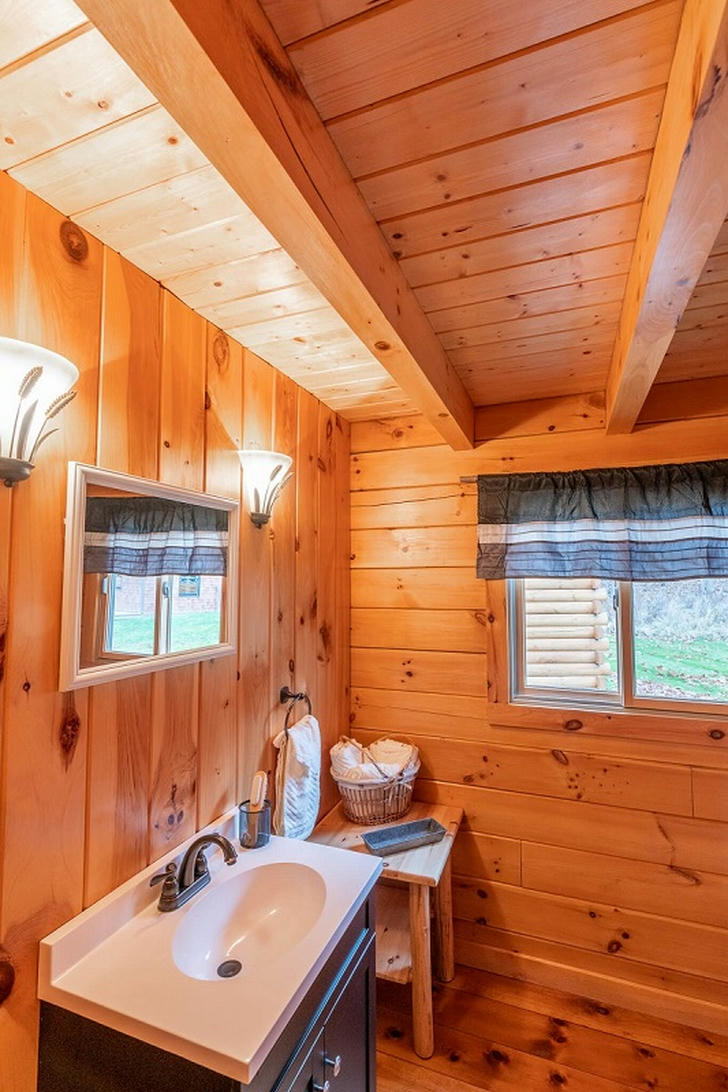 let-s-take-a-peek-at-this-tiny-cabin-with-the-most-space-and-storage