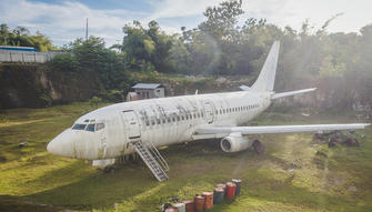 Amazing! This Man Turned An Airplane Into His Home