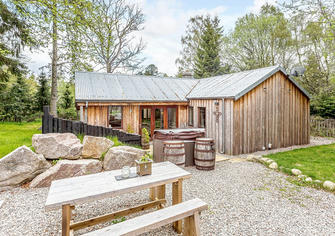 Take a Look at This Rustic Log Cabin–Its Modern Interior Design Is a Dream for Many!