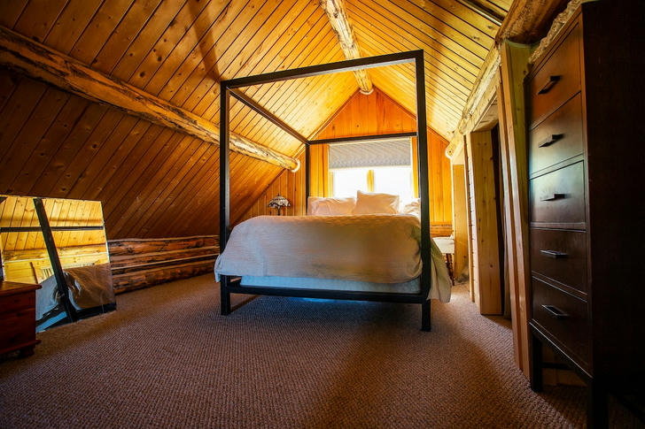 Rustic cabin bedroom