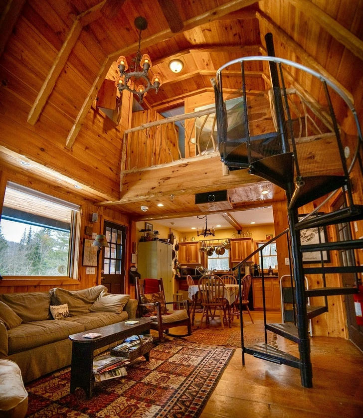 Cabin spiral staircase